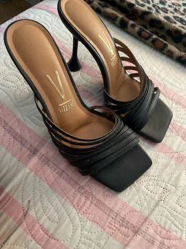 Sandália feminina preta Vizzano