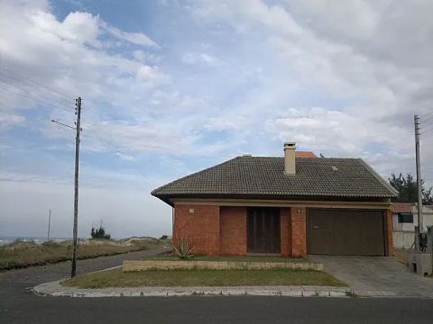Casas e Sobrados em Rio Grande do Sul, Capão da Canoa, Av. Central. 3 Banheiros 4 Dorm.