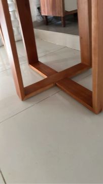 Mesa de laqueada com a base de madeiras 