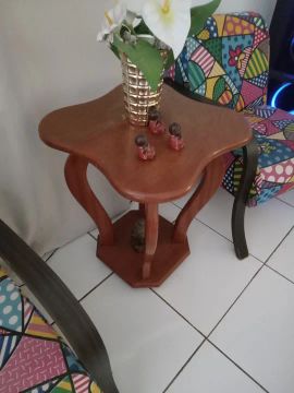 Mesa de apoio em madeira maciça