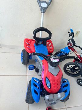 Motoca com pedal 
