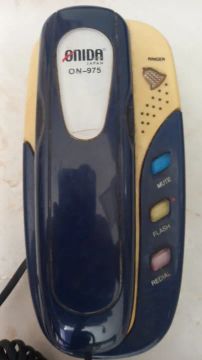 Aparelho telefônico para conserto usado.