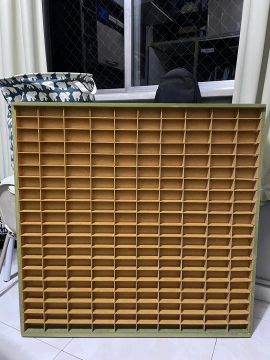 Estante de madeira para miniaturas