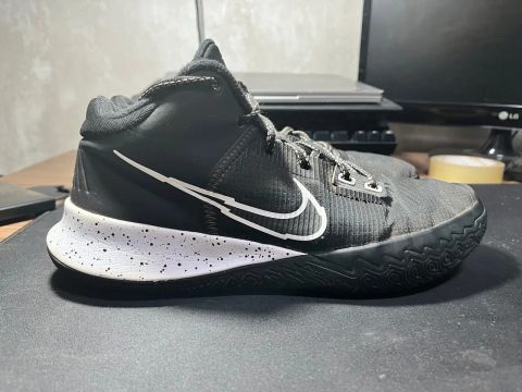 Tênis kyrie flytrap IV - preto e branco
