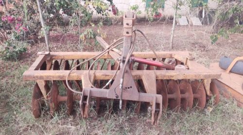 Vende-se Niveladora 28 discos com pistão de abertura 