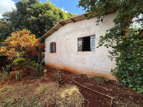 CASA À VENDA NO N.H DAS INDÚSTRIAS EM APUCARANA.
