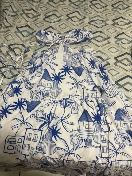 Vestido branco com estampa azul