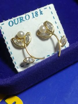 Brinco Flor Pérola e Zircônias Ouro 18 Kilates 12 mm Peso 1.00 Grama                      