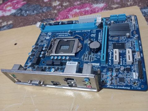 Placa Mãe Gigabyte H61m-ds2  OBS: ELA NÃO NAO LIGA