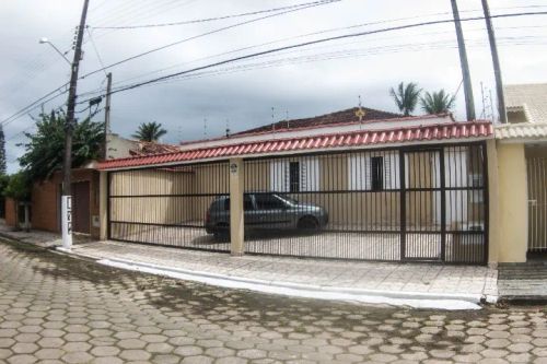 Linda Casa Em Peruíbe 50mts Praia 20 Pessoas Perto De Tudo.