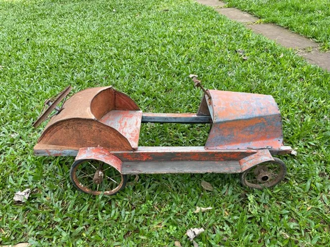 Pedal Car antigo (brinquedo criança) triciclo  