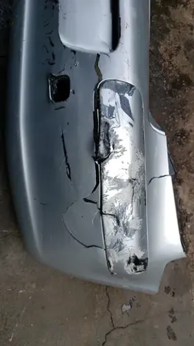 Parachoque traseiro Peugeot 307 hatch 02/06 com detalhes