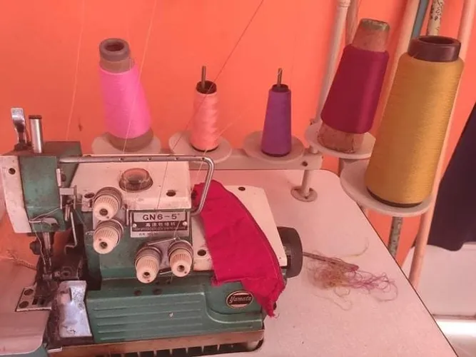 Vendo uma máquina de costura overloque