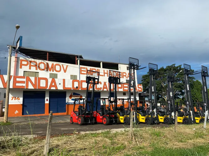Compro sua empilhadeira usada pago à vista no estado