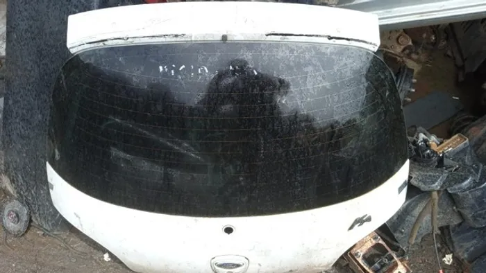 Tampa traseira Ford ka 97...01
