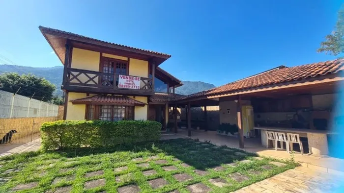 Imobiliária nova aliança vende casa com excelente localização em muriqui, mangaratiba!!!
