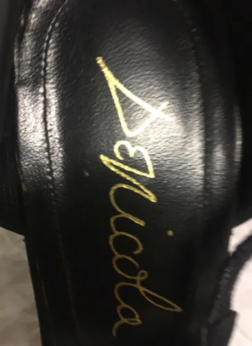 Vendo sapato preto de salto , n 39 de citim preto e dourado