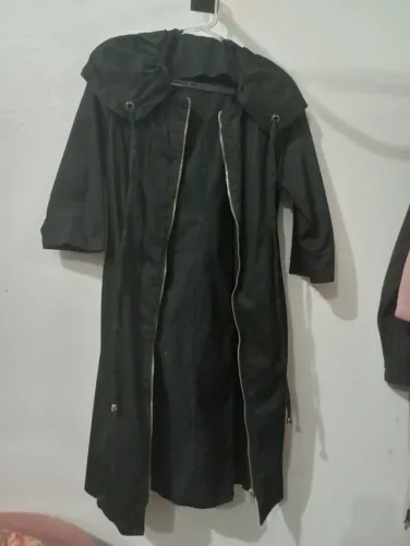 Casaco Parka, Sobretudo preto/ também vestido.