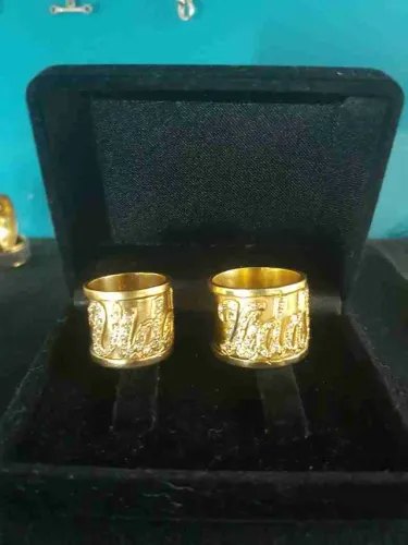 Aliança de prata de lei banhada  em finas camadas de ouro 18k cravejadas gravação grátis.
