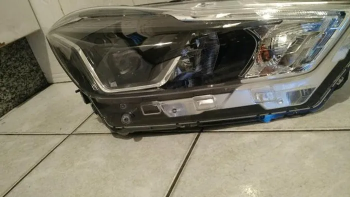 Farol direito Nissan kicks led Xenon