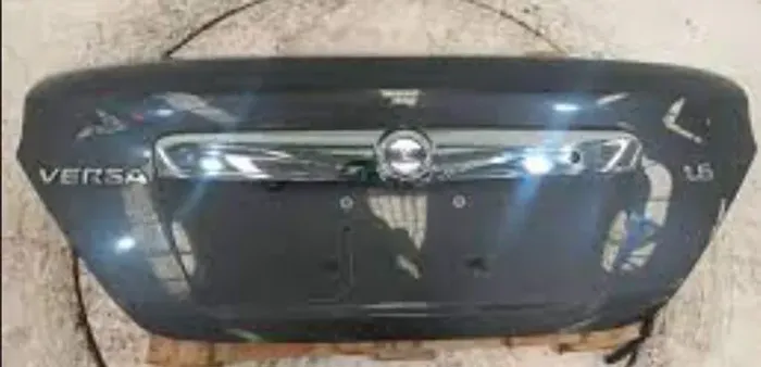tampa traseira nissan versa 1.6 2016