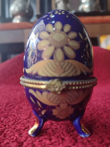 Antigo Ovo Porta-Jóias em Porcelana Azul?