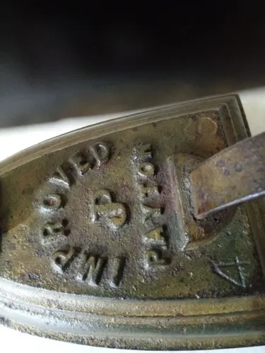 Ferro de passar antigo