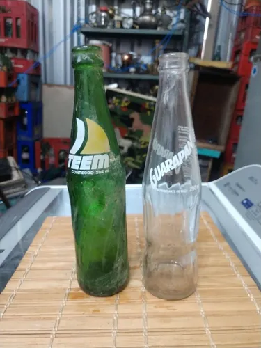 Duas garrafas antigas refrigerantes 