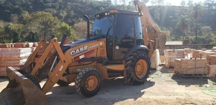 Retroescavadeira Case 580