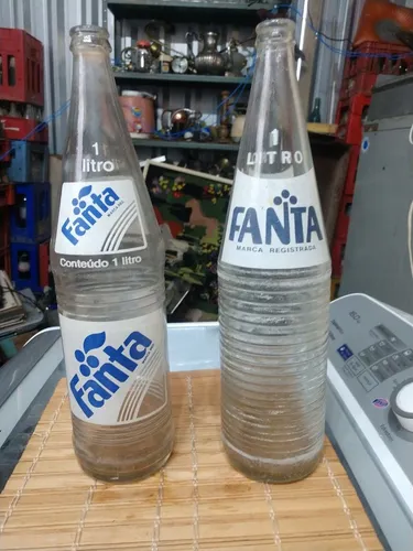 Duas garrafas antigas refrigerante fanta 