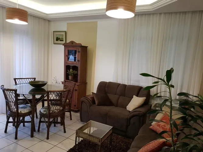 QUADRA MAR. Pé na areia. 2 quartos. Meia Praia, Itapema