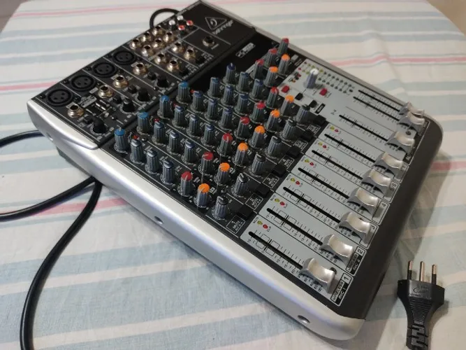 Mesa De Som Behringer Xenyx Q1204 Usb 8 Canais Bivolt