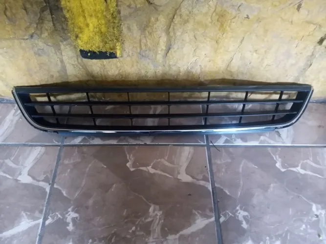 Grade inferior parachoque dianteiro volkswagen Jetta 2012 