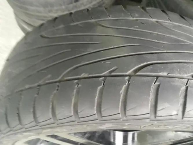 Pneu 205 40 17 Maxxis z4 s usado perfil baixo chevrolet corsa