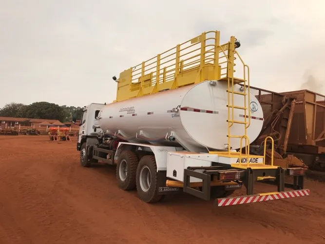 Locação caminhão pipa 10.000 a 20.000 litros 6x4 traçado 