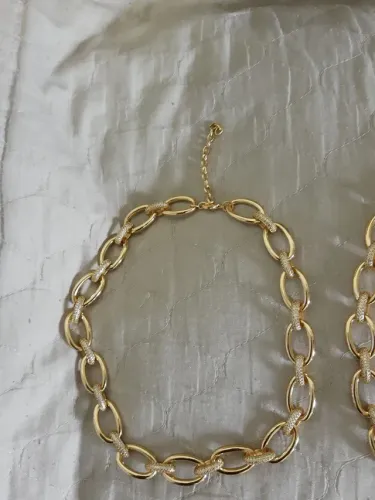 Colar choker cravejado com zircônias