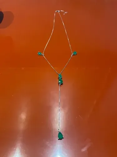 Colar gravatinha semijoia esmeralda 