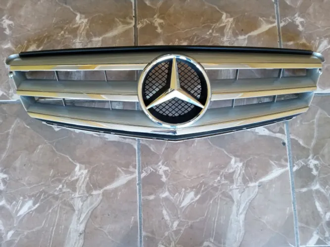 Grade Mercedes C180 C200 (detalhe)