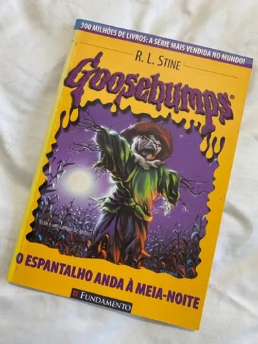 Livro Goosebumps - O espantalho anda à meia noite