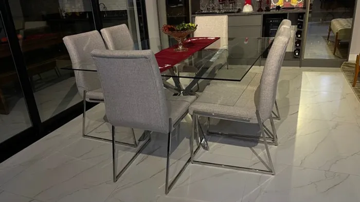Linda mesa Tok Stok com tampo de vidro 6 lugares 