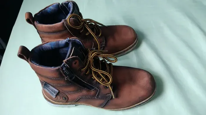 Bota de couro infantil.