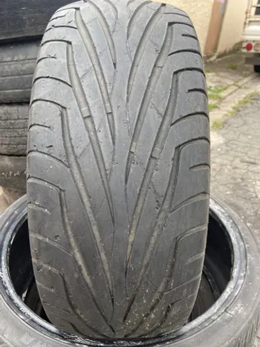 Pneu 225/55/17 maxxis meia vida (não é riscado)