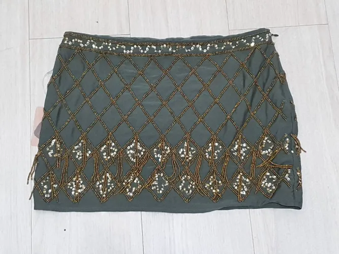 Minissaias tecido e bordado com contas e paetês cinza esverdeado, Forever 21