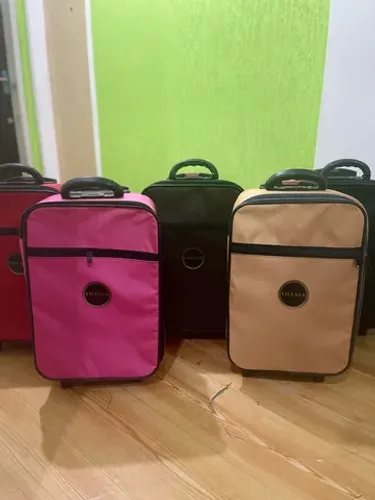 Uma mala de bordo (10kg) com zíper frontal 
