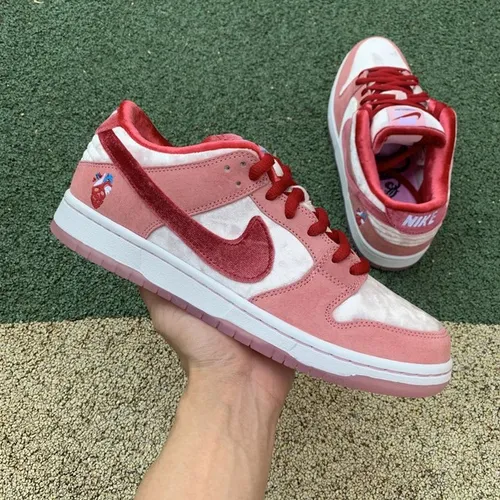 Tênis Nike SB Dunk Low X Strangelove 