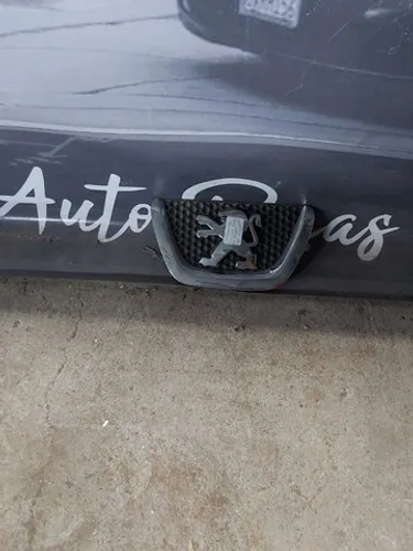 Emblema Parachoque diantero Peugeot 307 2007/2014 Original