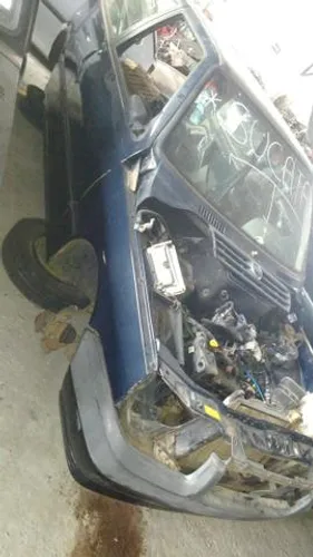 Fiat Uno sucata para retirada de peças