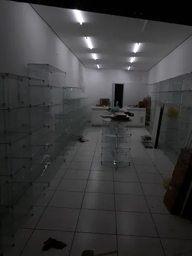 Montagem, desmontagem - balcões , prateleiras  modulados de vidros e telas.