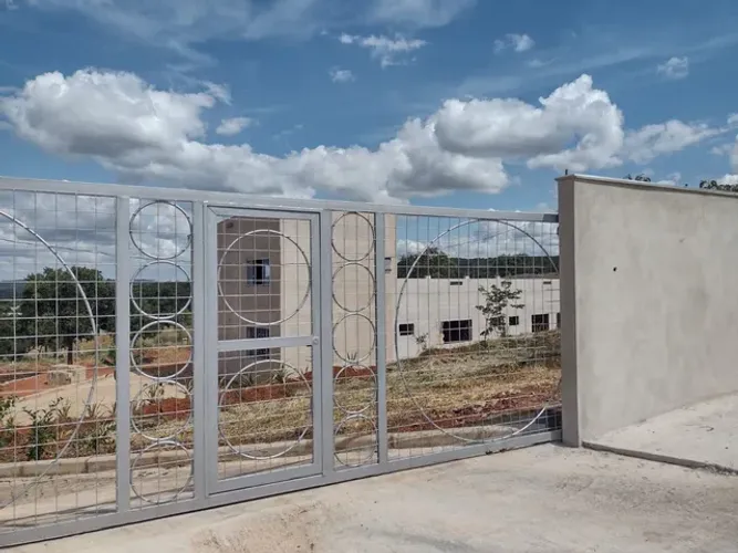 Chácara com construção no Condomínio Portal do Horizonte 