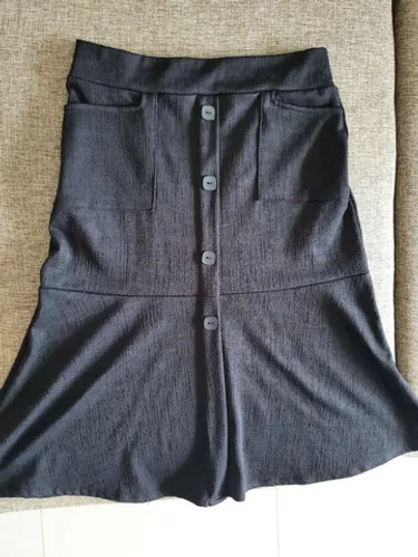 Saia longa Preta fica modelado o corpo